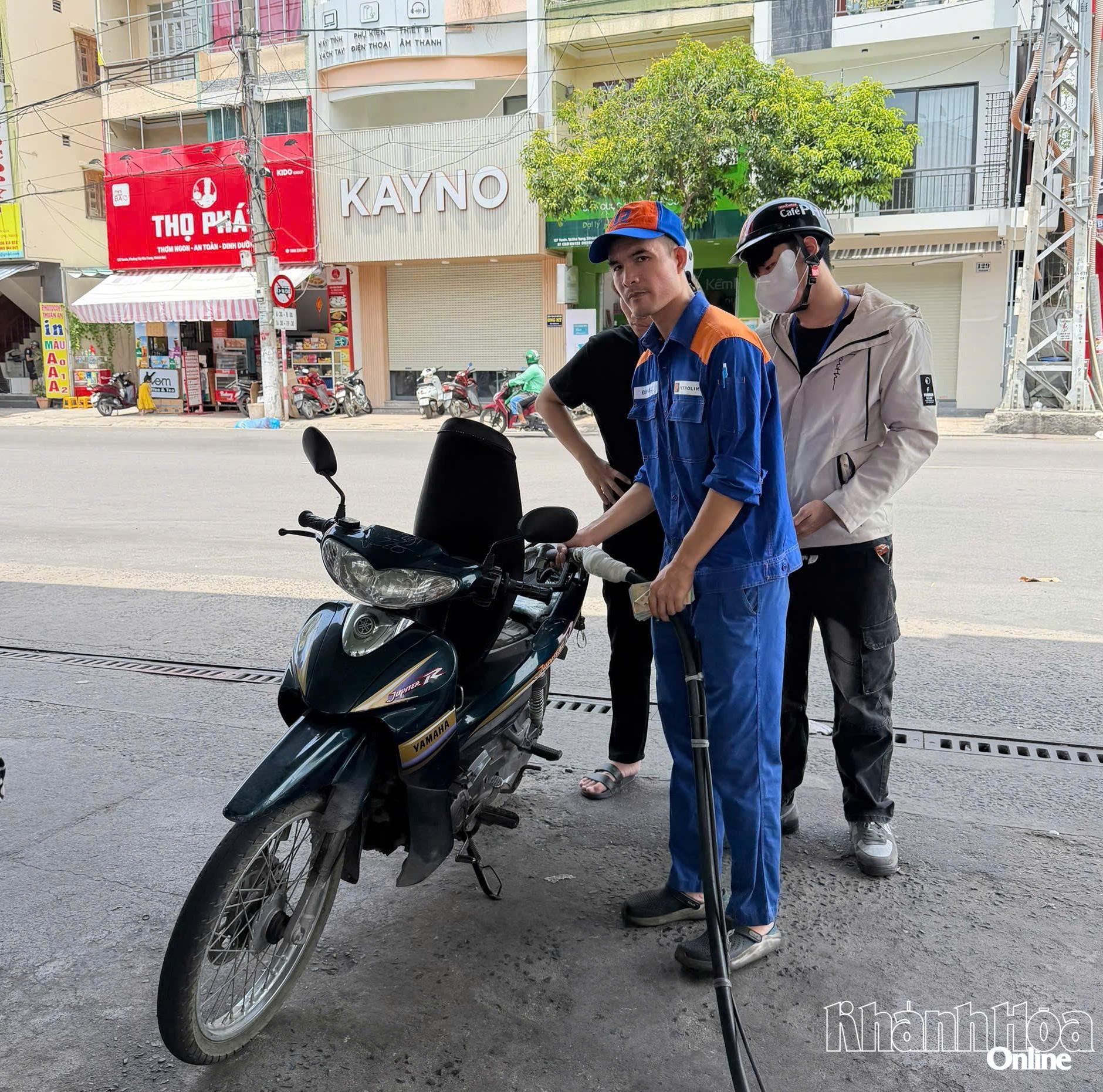 Người dân đổ xăng tại cây xăng, dầu ở phường Tây Nha Trang.