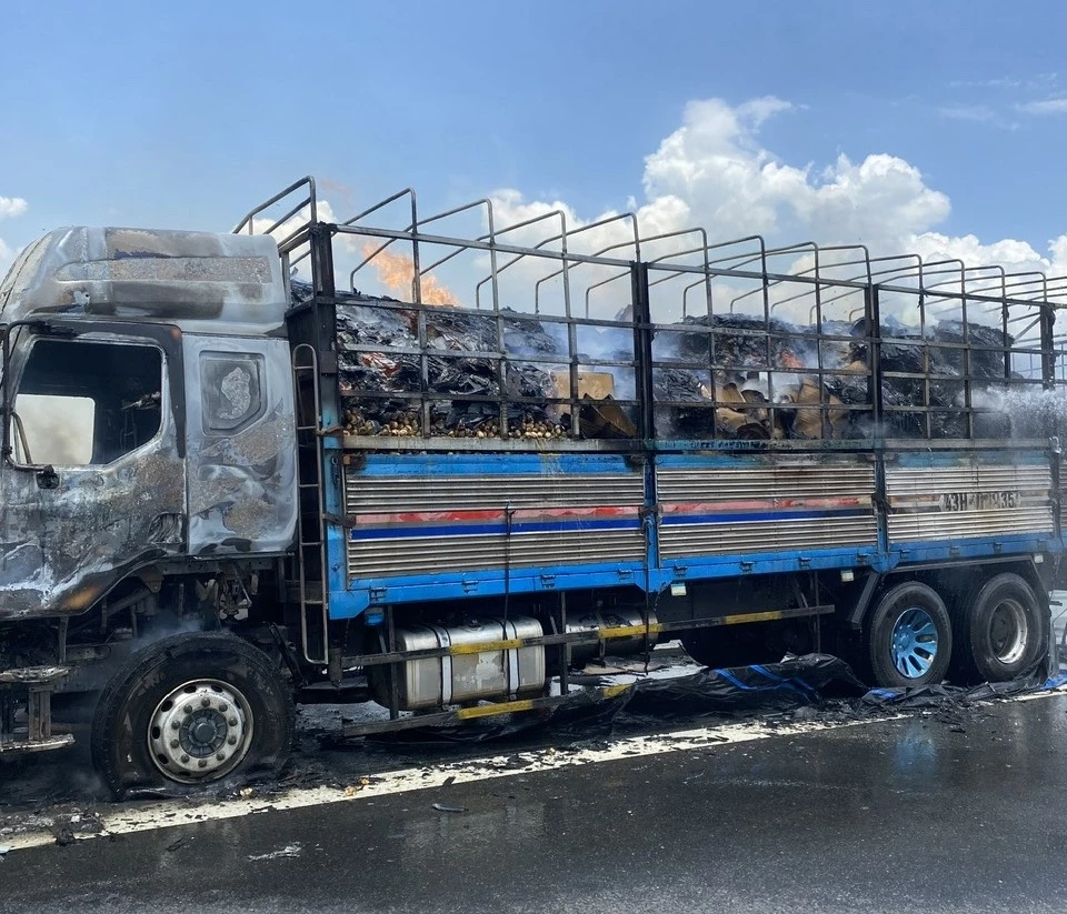 Xe tải bốc cháy khi đang chạy trên đường bộ cao tốc Vân Phong - Nha Trang.