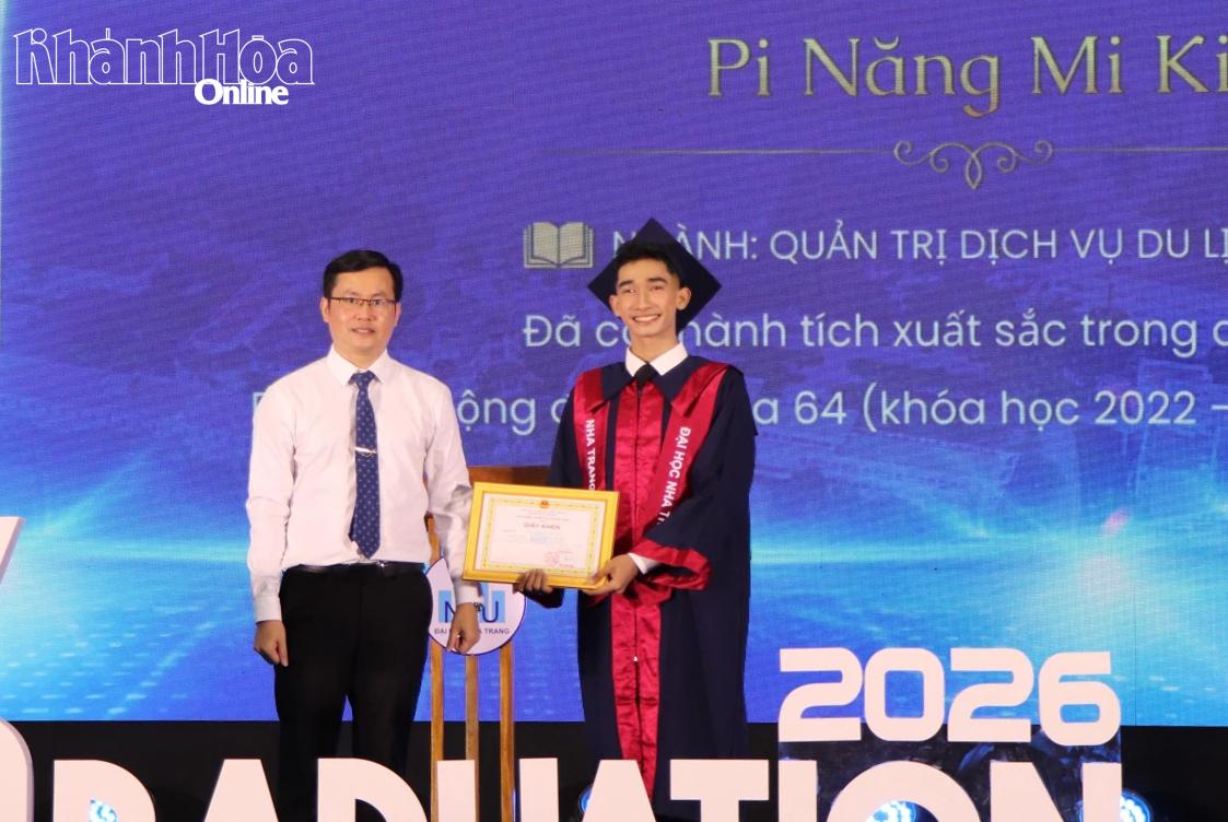 Đại diện Trường Đại học Nha Trang trao giấy khen cho sinh viên có thành tích trong công tác phục vụ cộng đồng.