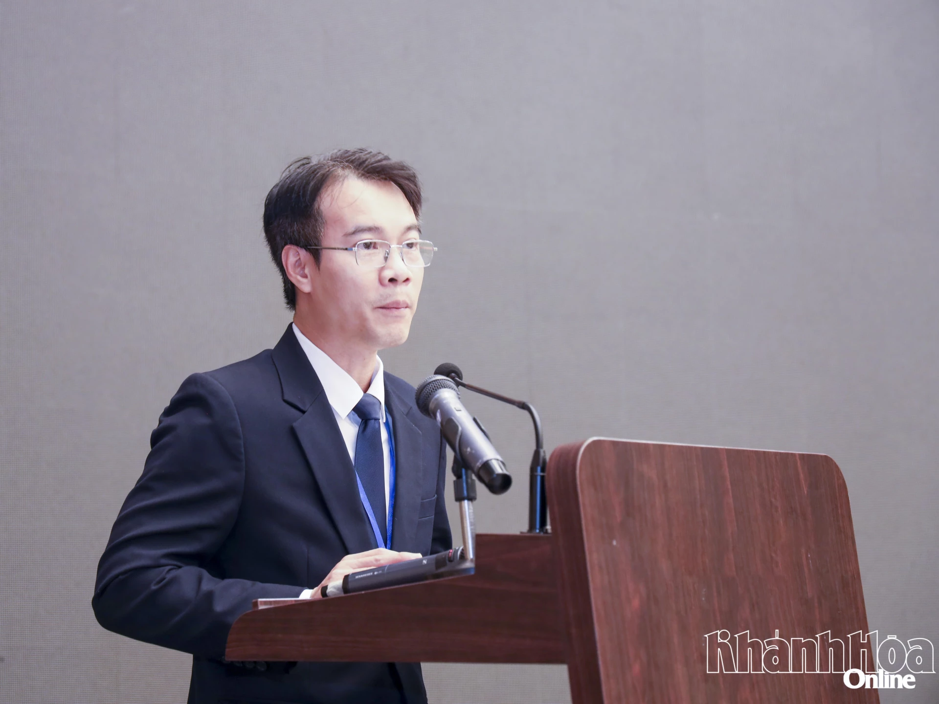 Ông Nguyễn Khiếu Anh - Phó Giám đốc Phòng Marketing Tổng Công ty Tân Cảng Sài Gòn trình bày tham luận.
