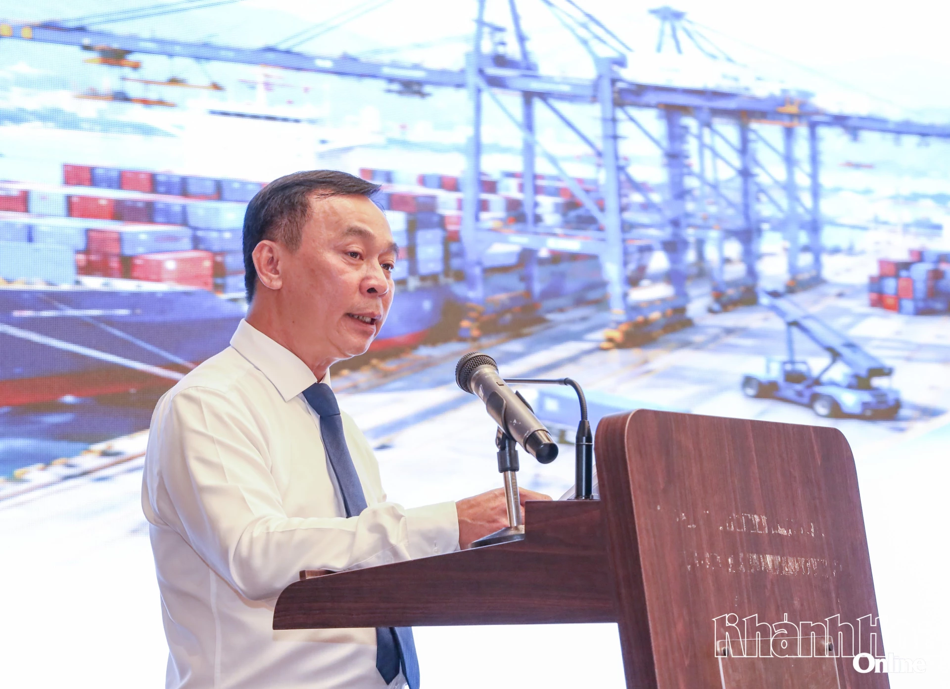 Ông Trương Văn Tiến - Giám đốc Trung tâm Xúc tiến Đầu tư, Thương mại và Du lịch tỉnh phát biểu.