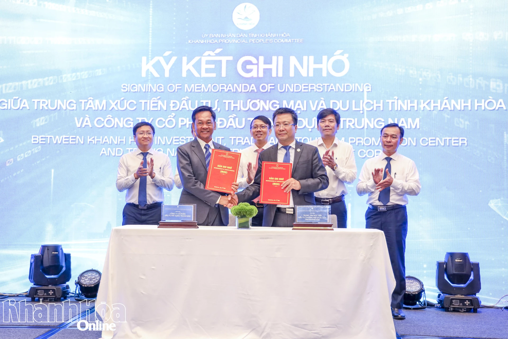 Lãnh đạo Trung tâm Xúc tiến Đầu tư, Thương mại và Du lịch tỉnh ký kết biên bản ghi nhớ hợp tác trong lĩnh vực phát triển cảng biển, cảng cạn và logistics với lãnh đạo Công ty Cổ phần Đầu tư Xây dựng Trung Nam.