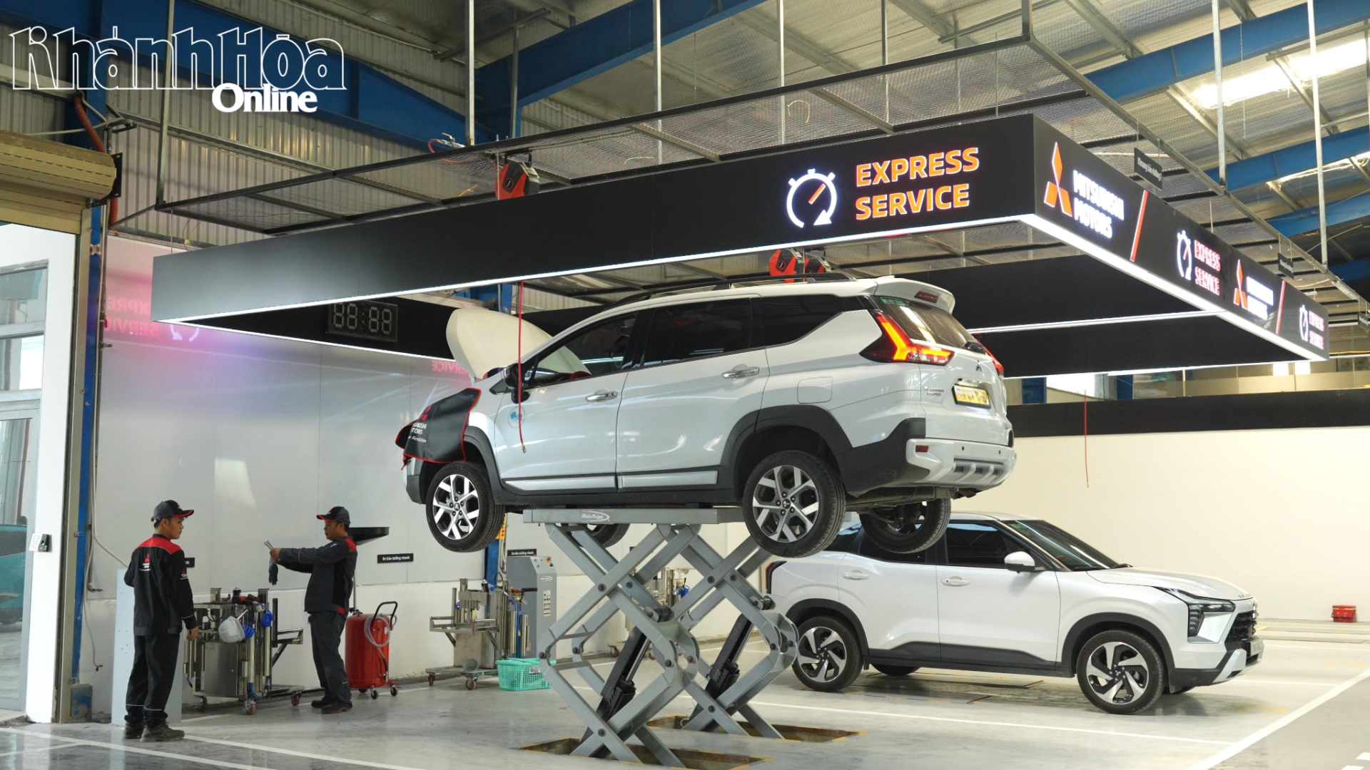 Hệ thống xưởng dịch vụ quy mô lớn, được trang bị máy móc, thiết bị hiện đại.