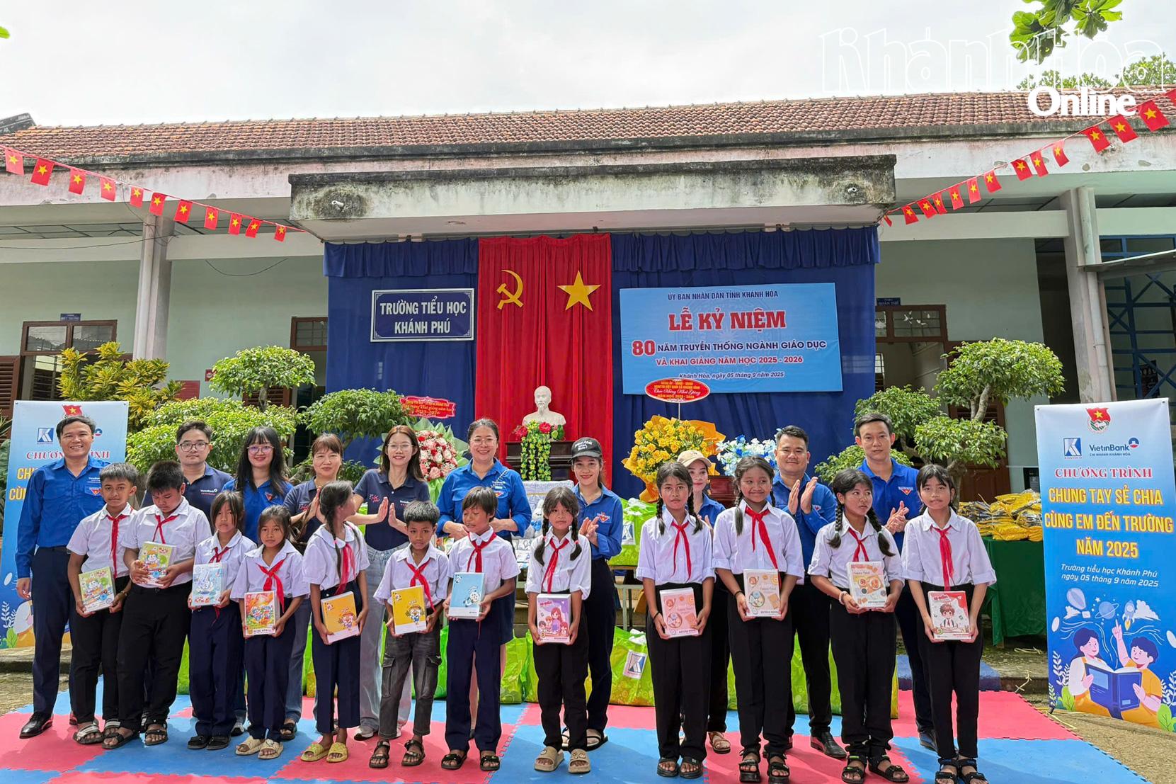 Đoàn Thanh niên Khatoco phối hợp tổ chức chương trình Chung tay sẻ chia cùng em đến trường tại Trường Tiểu học Khánh Phú (xã Khánh Vĩnh).