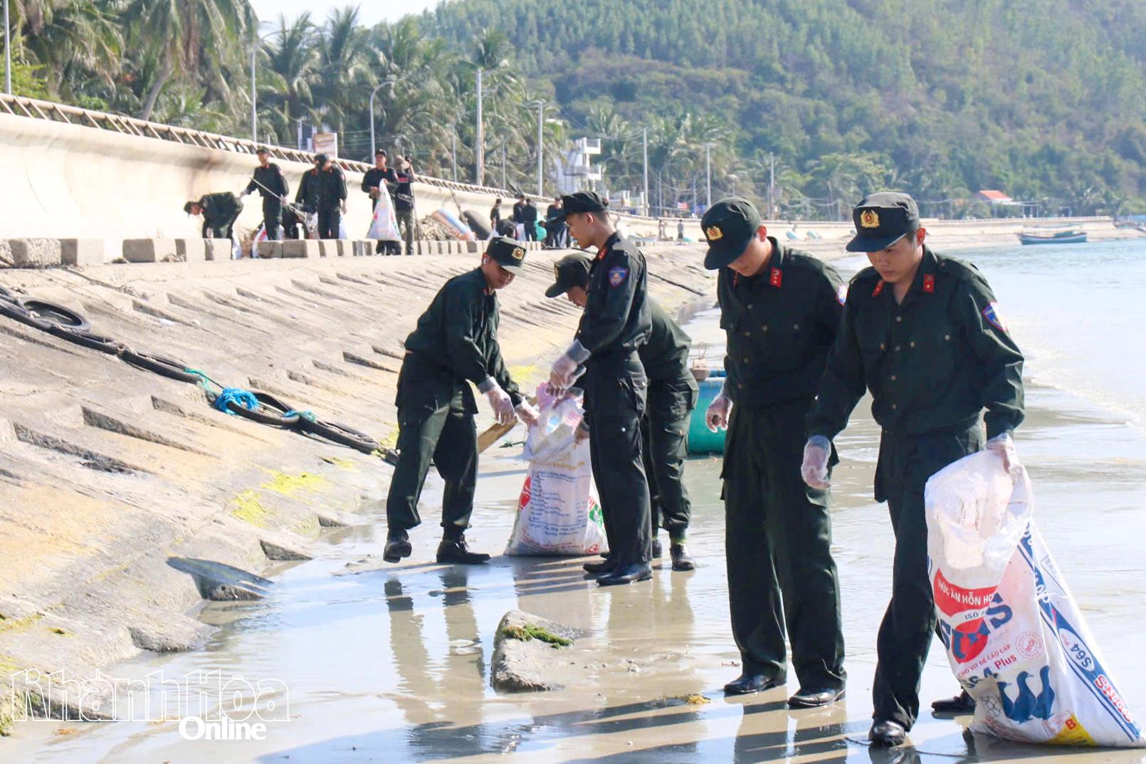 Đoàn viên, thanh niên Công an tỉnh tham gia thu gom rác, dọn vệ sinh bãi biển phường Đông Ninh Hòa.