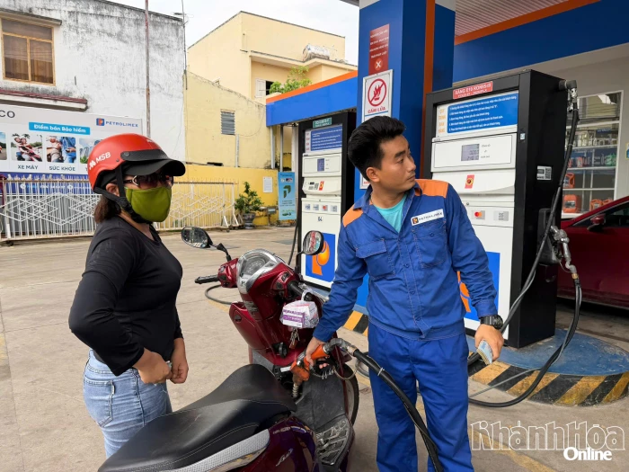 Giá xăng quay đầu giảm