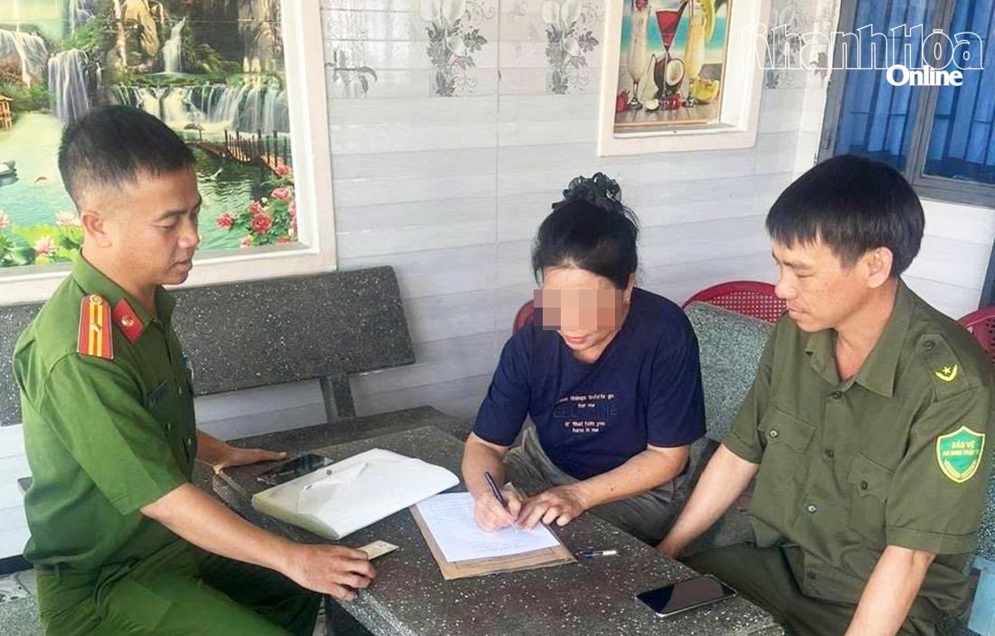 Công an xã Thuận Bắc vận động người dân ký cam kết chấp hành các quy định pháp luật.