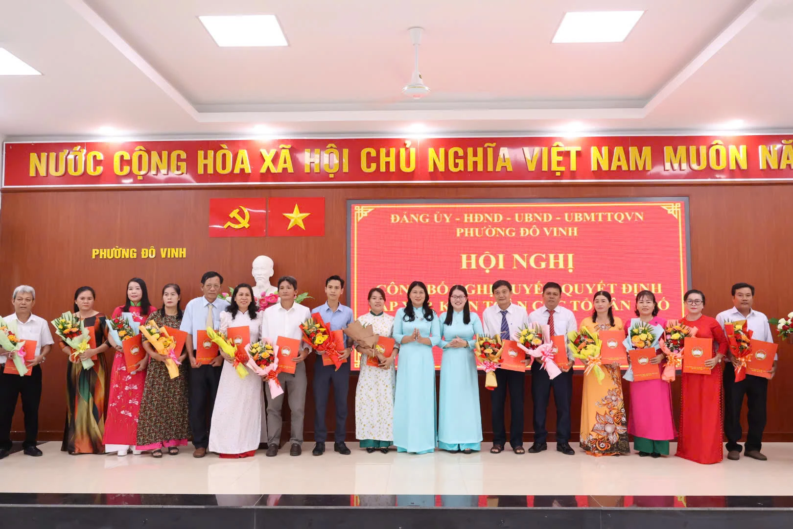 Lãnh đạo phường trao các quyết định chỉ định trưởng ban công tác mặt trận tổ dân phố.