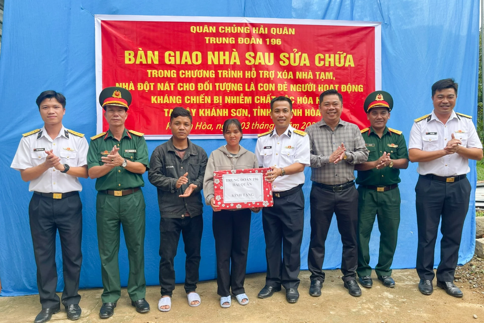 Các đại biểu bàn giao nhà, tặng quà động viên gia đình bà Tro Thị Hương.