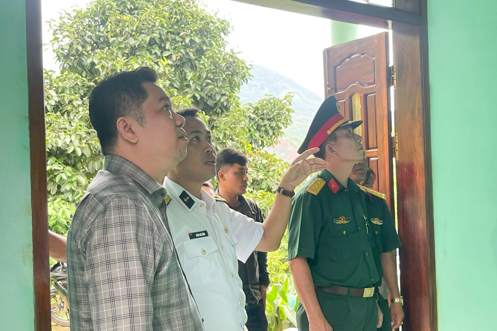 Các đại biểu tham quan ngôi nhà sau sửa chữa.