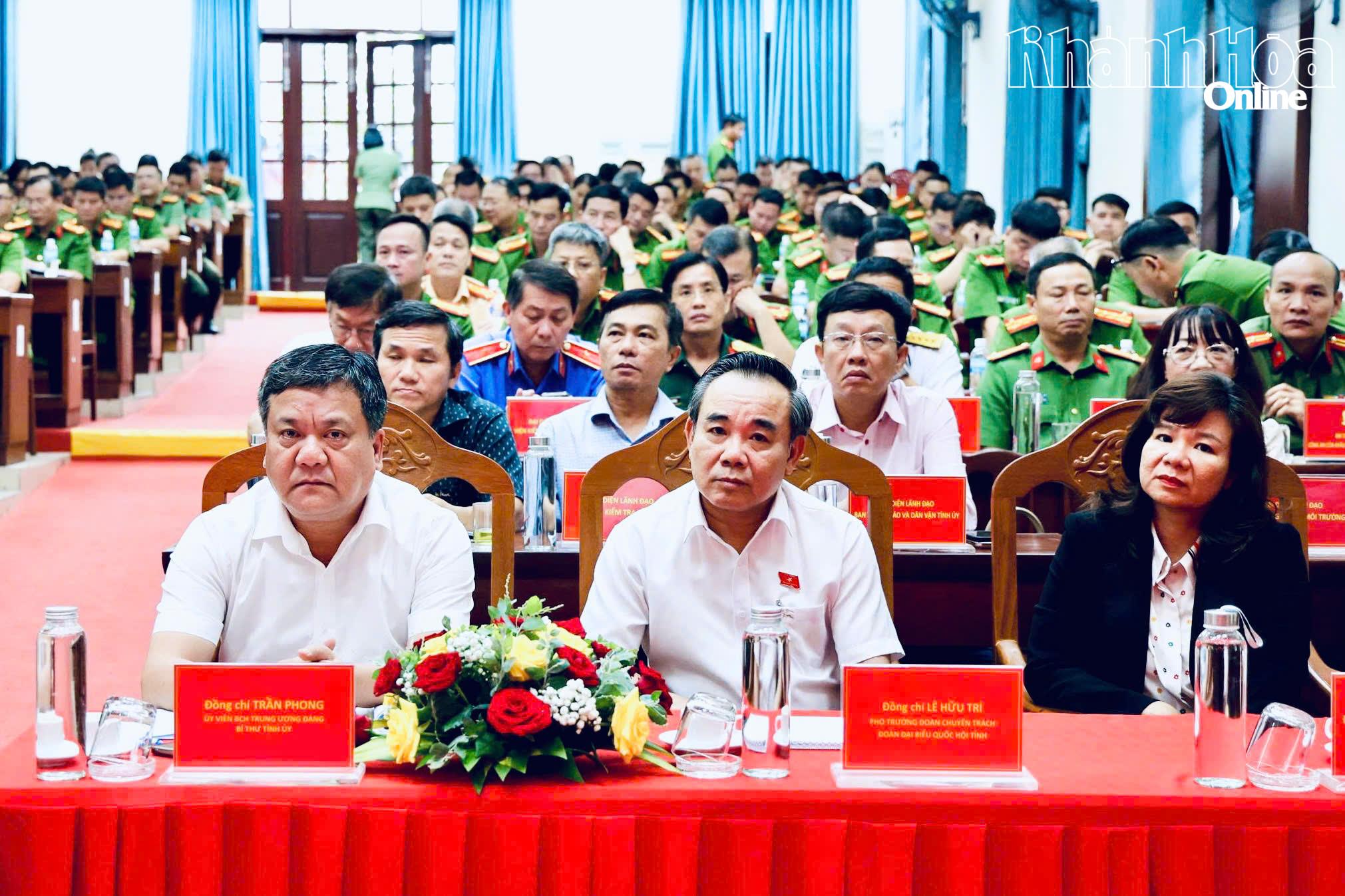 Đồng chí Bí thư Tỉnh ủy Trần Phong cùng các đại biểu dự hội nghị.