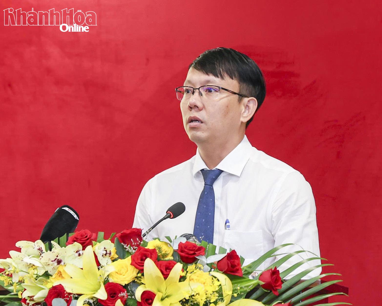 Phó Chủ tịch UBND tỉnh Nguyễn Thanh Hà trả lời chất vấn của đại biểu HĐND tỉnh.