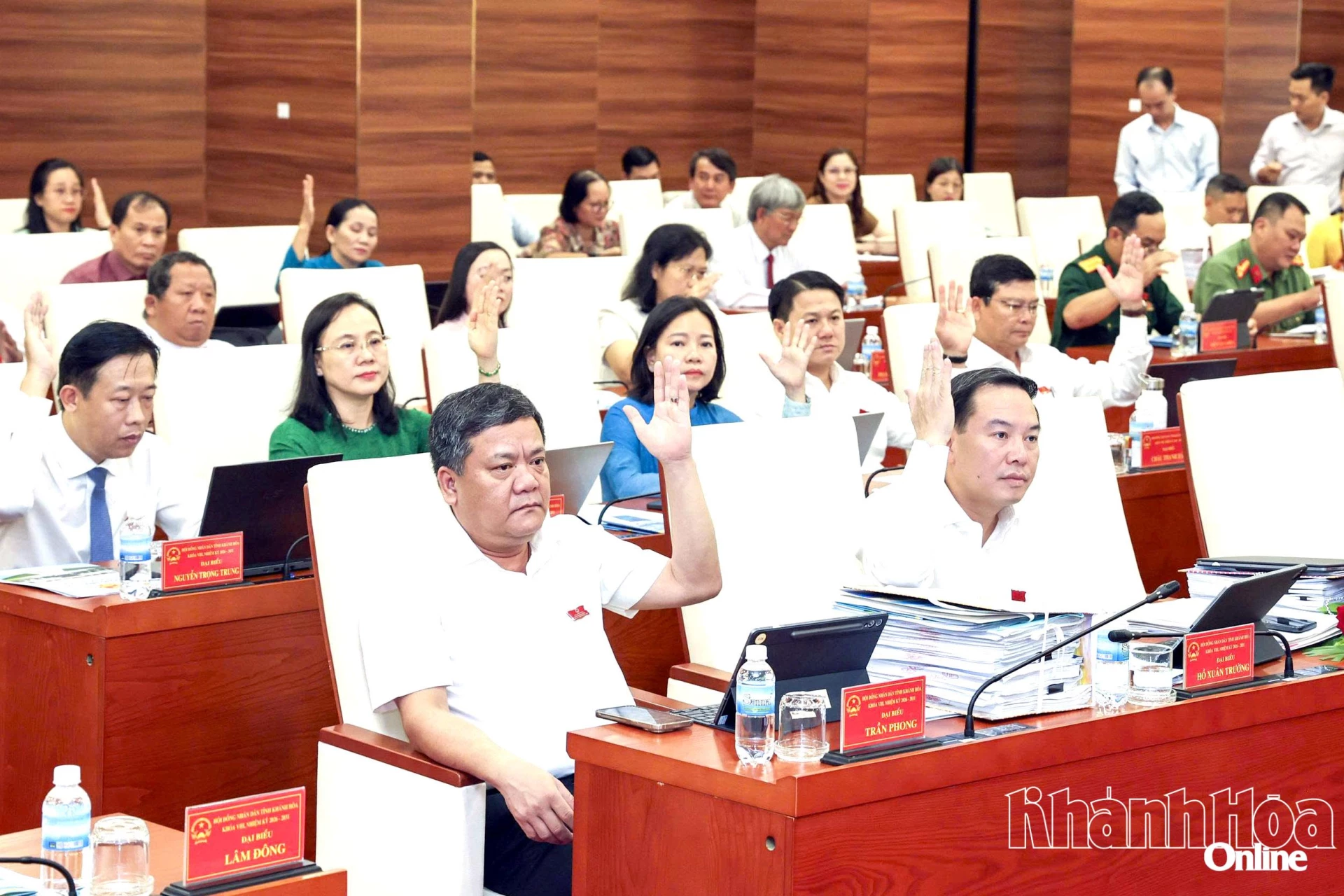 Các đại biểu HĐND tỉnh biểu quyết thông qua chương trình Kỳ họp thứ 2, HĐND tỉnh khóa VIII.