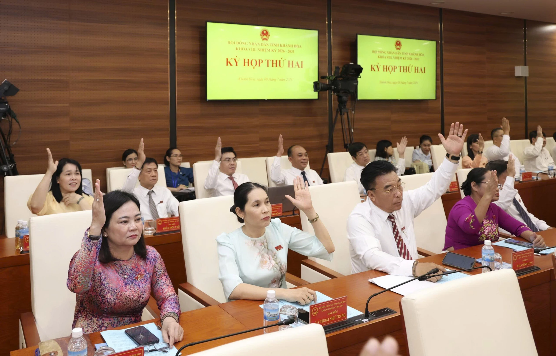 Các đại biểu HĐND tỉnh biểu quyết thông qua nghị quyết
