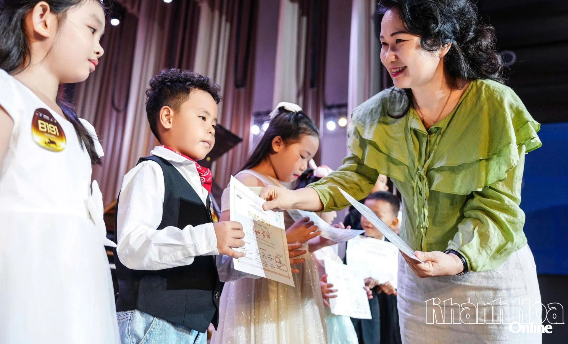 Ban tổ chức trao giấy chứng nhận tham gia cuộc thi cho các bạn sau mỗi bảng thi.