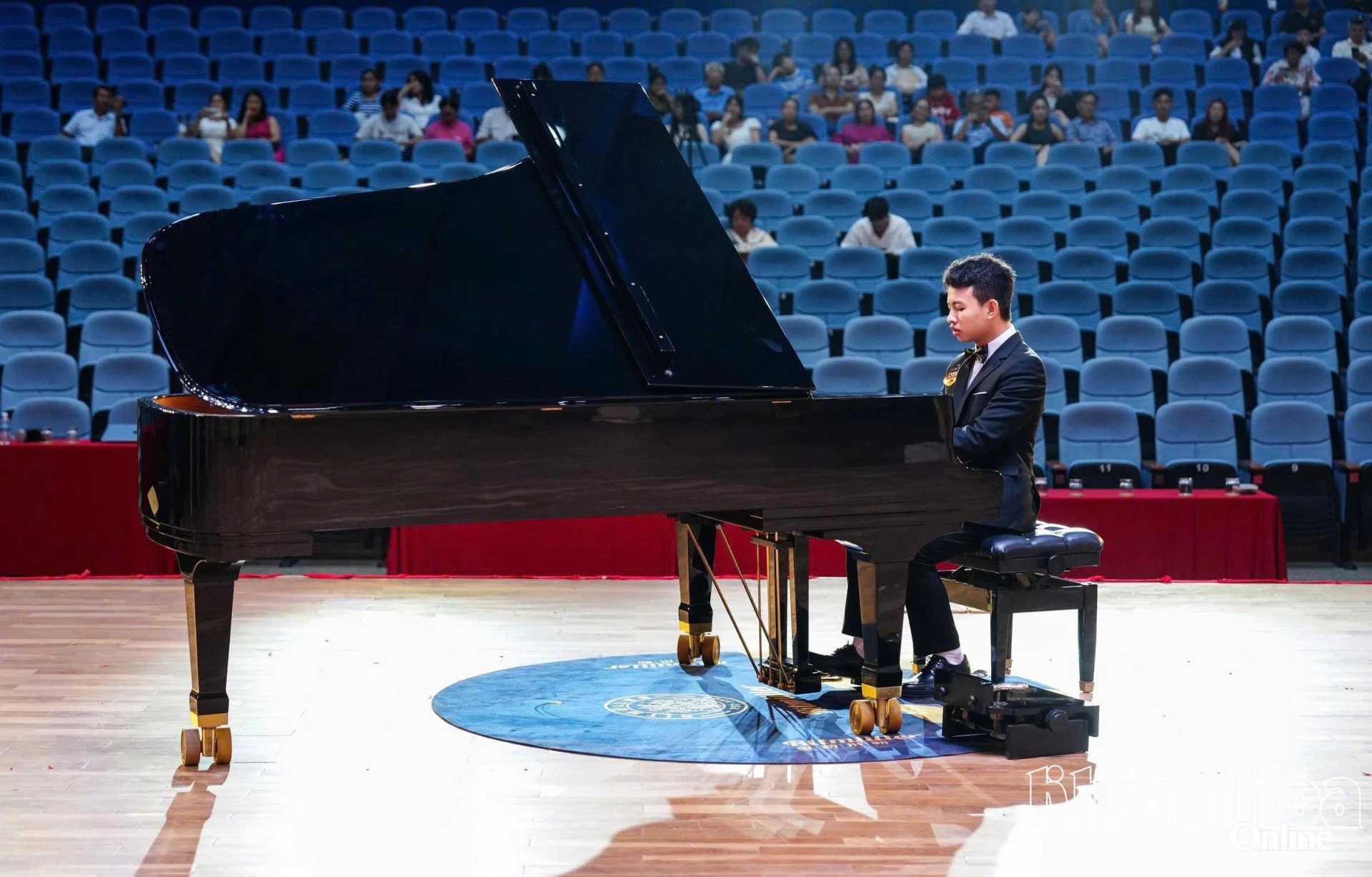 Một sân khấu chuyên nghiệp để các tài năng piano thể hiện năng khiếu của mình.