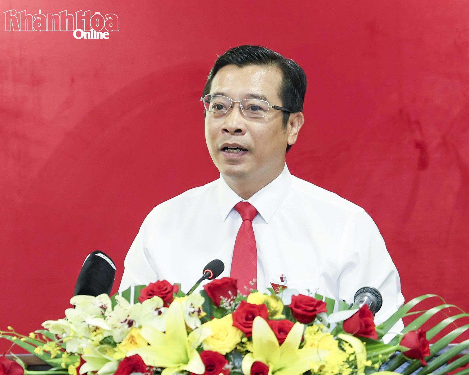 Giám đốc Sở Xây dựng Nguyễn Thành Phú trả lời chất vấn của đại biểu HĐND tỉnh.