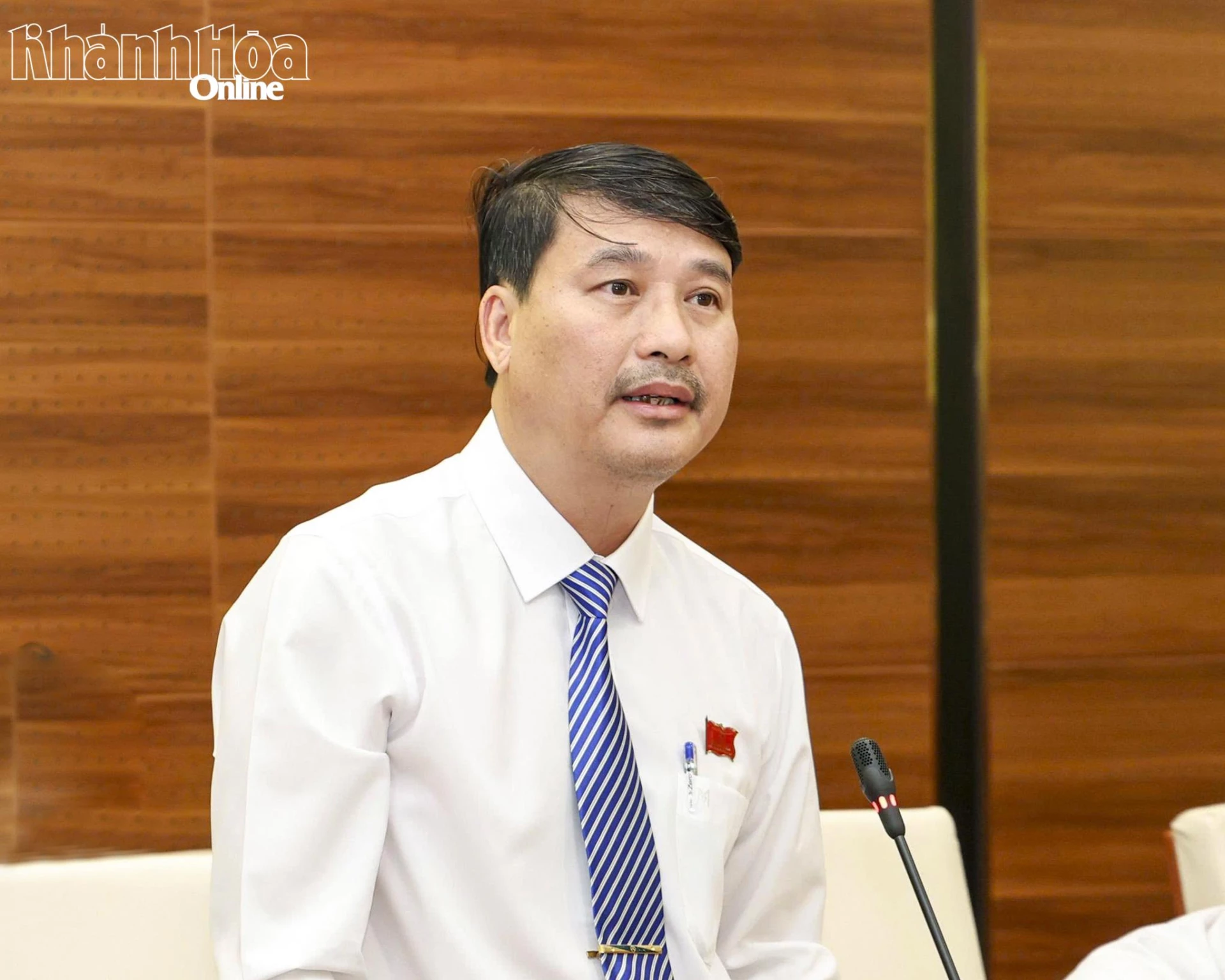 Đại biểu HĐND tỉnh Khổng Trung Thắng - Chủ tịch Hội đồng Trường Đại học Nha Trang nêu câu hỏi chất vấn.
