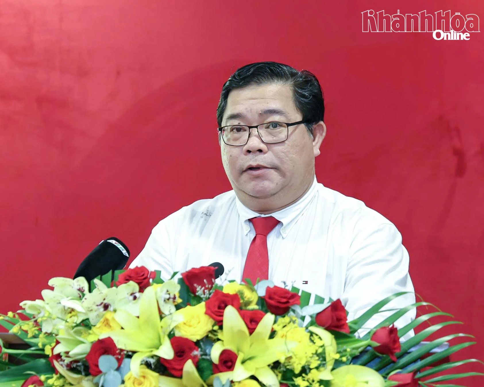 Giám đốc Sở Tài chính Châu Ngô Anh Nhân trả lời chất vấn của đại biểu HĐND tỉnh.
