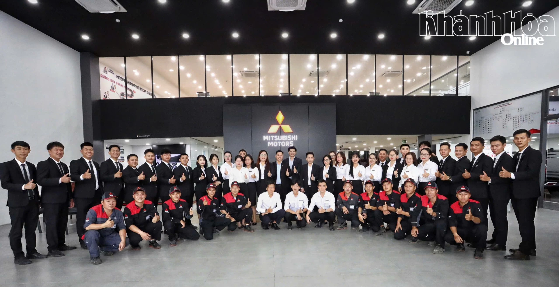 Đội ngũ nhân sự tại showroom luôn sẵn sàng đồng hành, hỗ trợ khách hàng.
