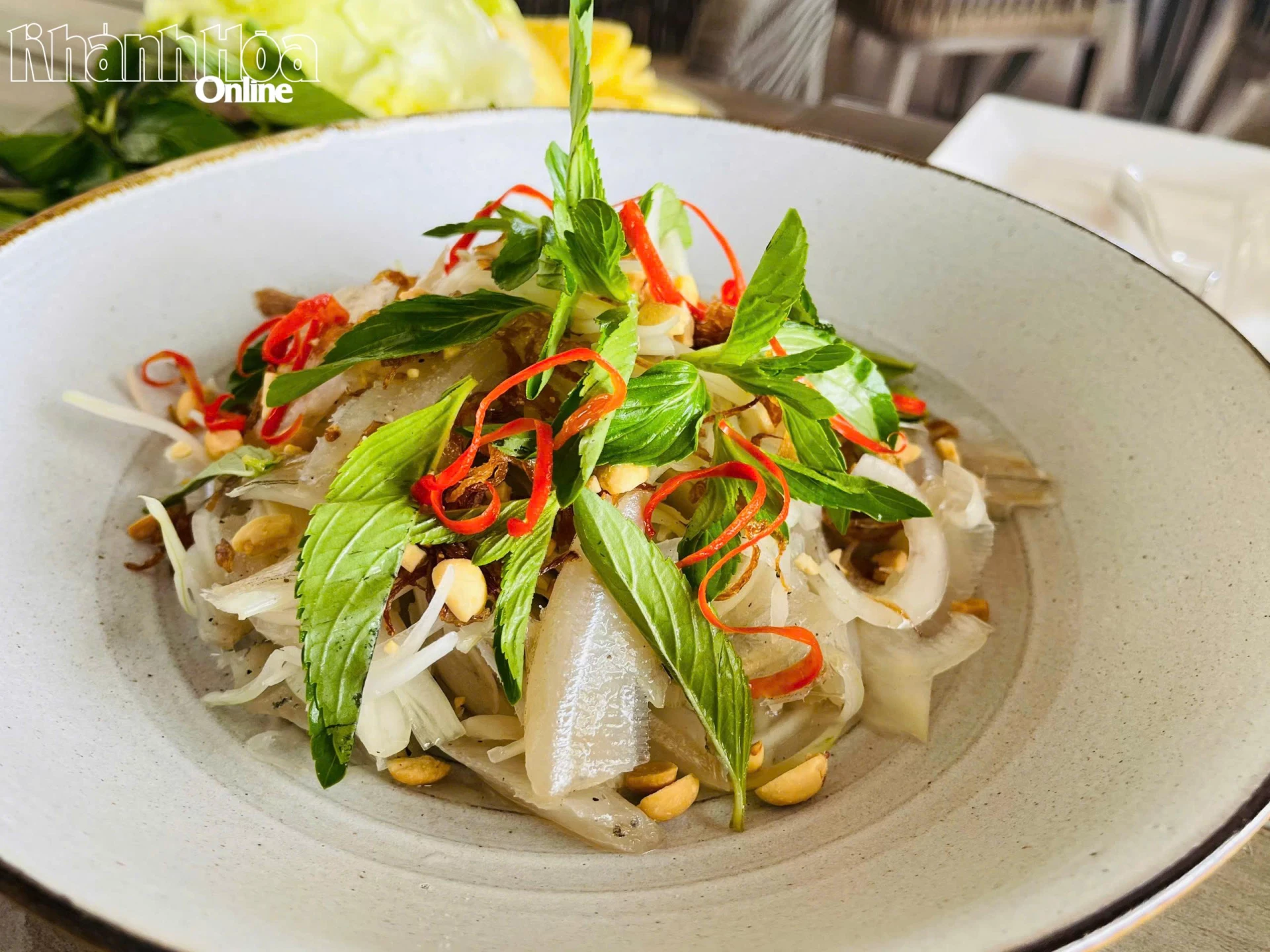 Gỏi cá mai Nha Trang, một trong ba món ăn của Khánh Hòa được Hiệp hội Văn hóa Ẩm thực Việt Nam vinh danh là “Ẩm thực tiêu biểu Việt Nam”.