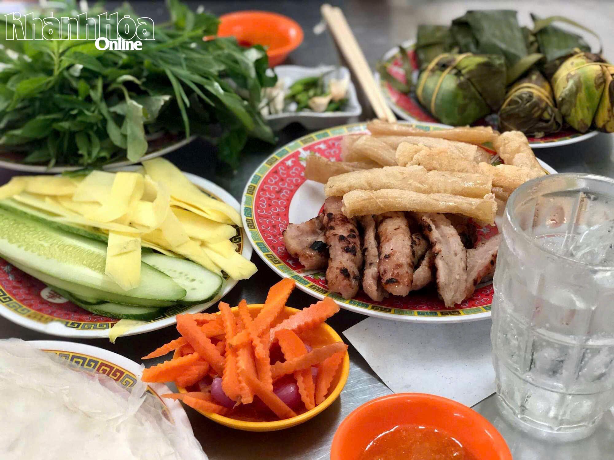 Nem nướng Ninh Hòa, món ăn được Tổ chức Kỷ lục châu Á (Asia Book of Records) xác lập trong Top 10 đặc sản đạt giá trị ẩm thực châu Á,