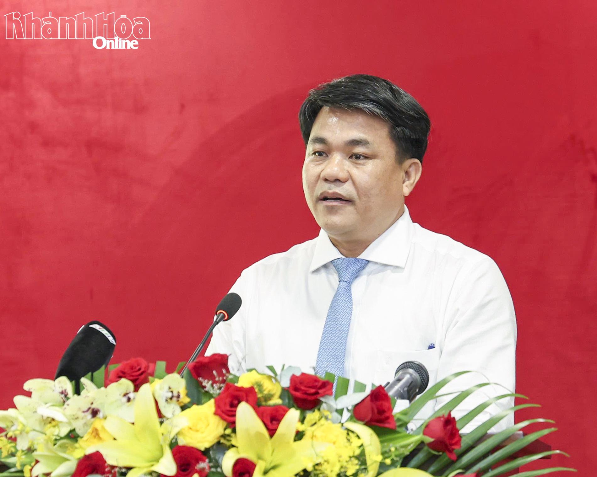 Giám đốc Sở Nông nghiệp và Môi trường trả lời chất vấn của đại biểu HĐND tỉnh.
