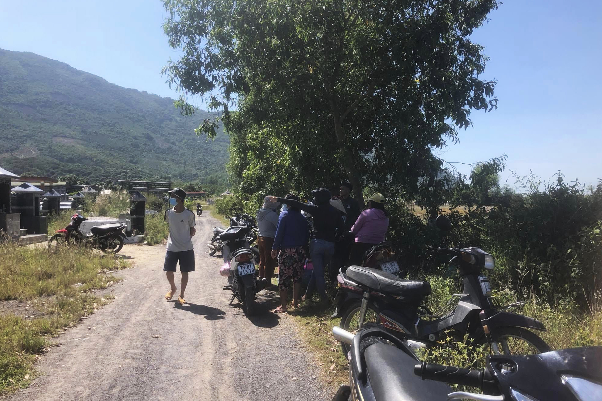 Phát hiện người đàn ông chết trong tư thế treo cổ