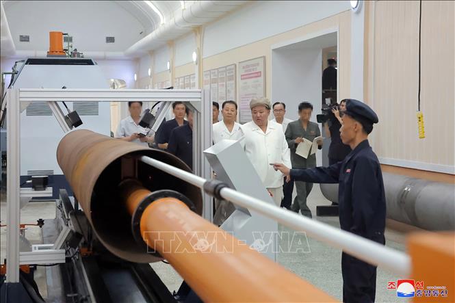 Nhà lãnh đạo Triều Tiên Kim Jong Un (giữa) thị sát các nhà máy sản xuất vũ khí lớn của nước này. Ảnh: KCNA/TTXVN

