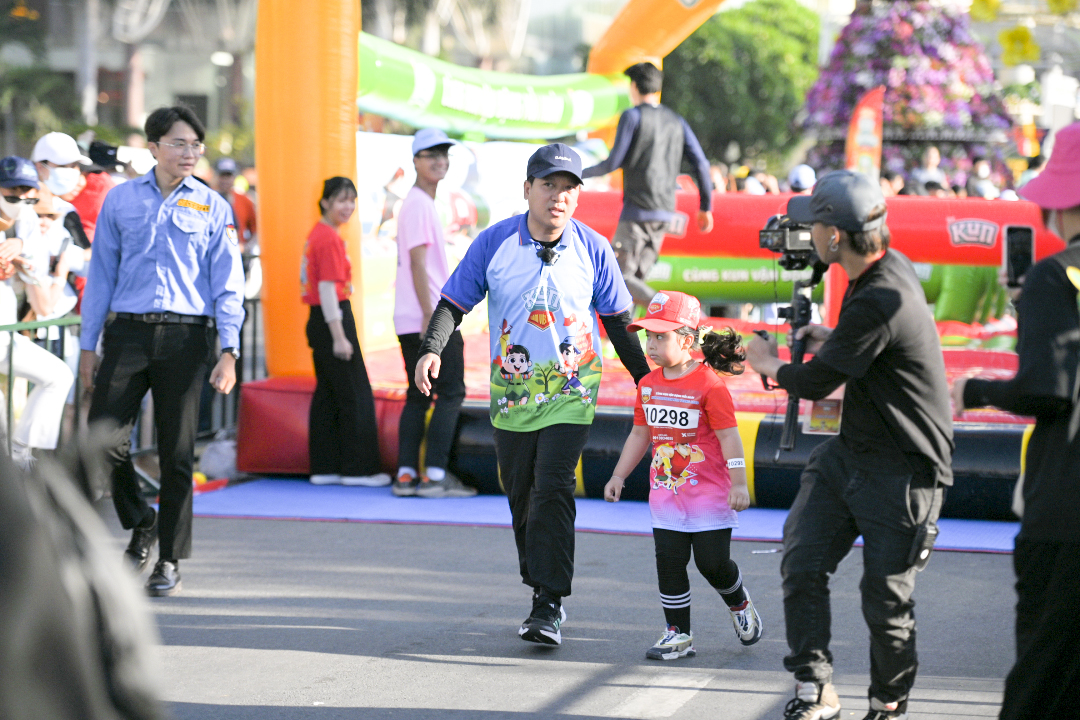 Nghệ sỹ Trường Giang đồng hành cùng runner nhí trên đường chạy Kun Marathon Nha Trang 2023.