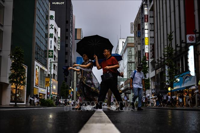 Bầu trời tối đen ở quận Giza của thủ đô Tokyo, Nhật Bản khi bão Lan đang di chuyển về khu vực bờ biển phía Tây nước này, ngày 13/8/2023. Ảnh: AFP/TTXVN

