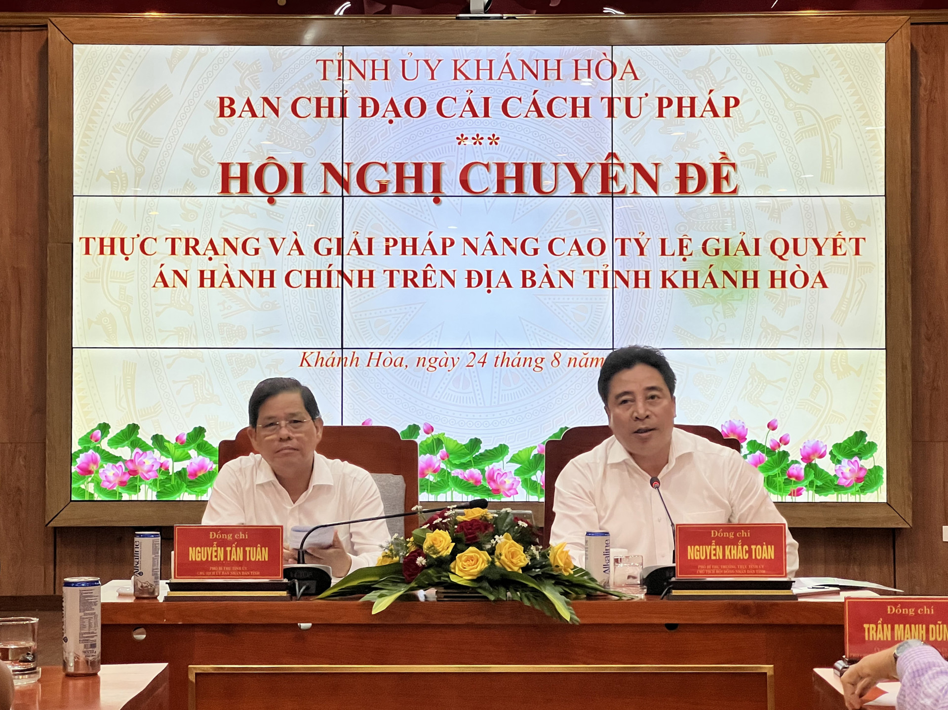 Chủ trì hội nghị.
