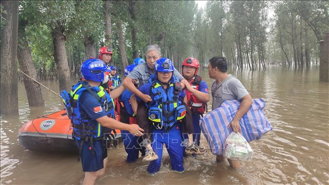 Sơ tán người dân khỏi các khu vực ngập lụt ở tỉnh Hà Bắc, Trung Quốc, ngày 4/8/2023. Ảnh minh họa: THX/TTXVN

