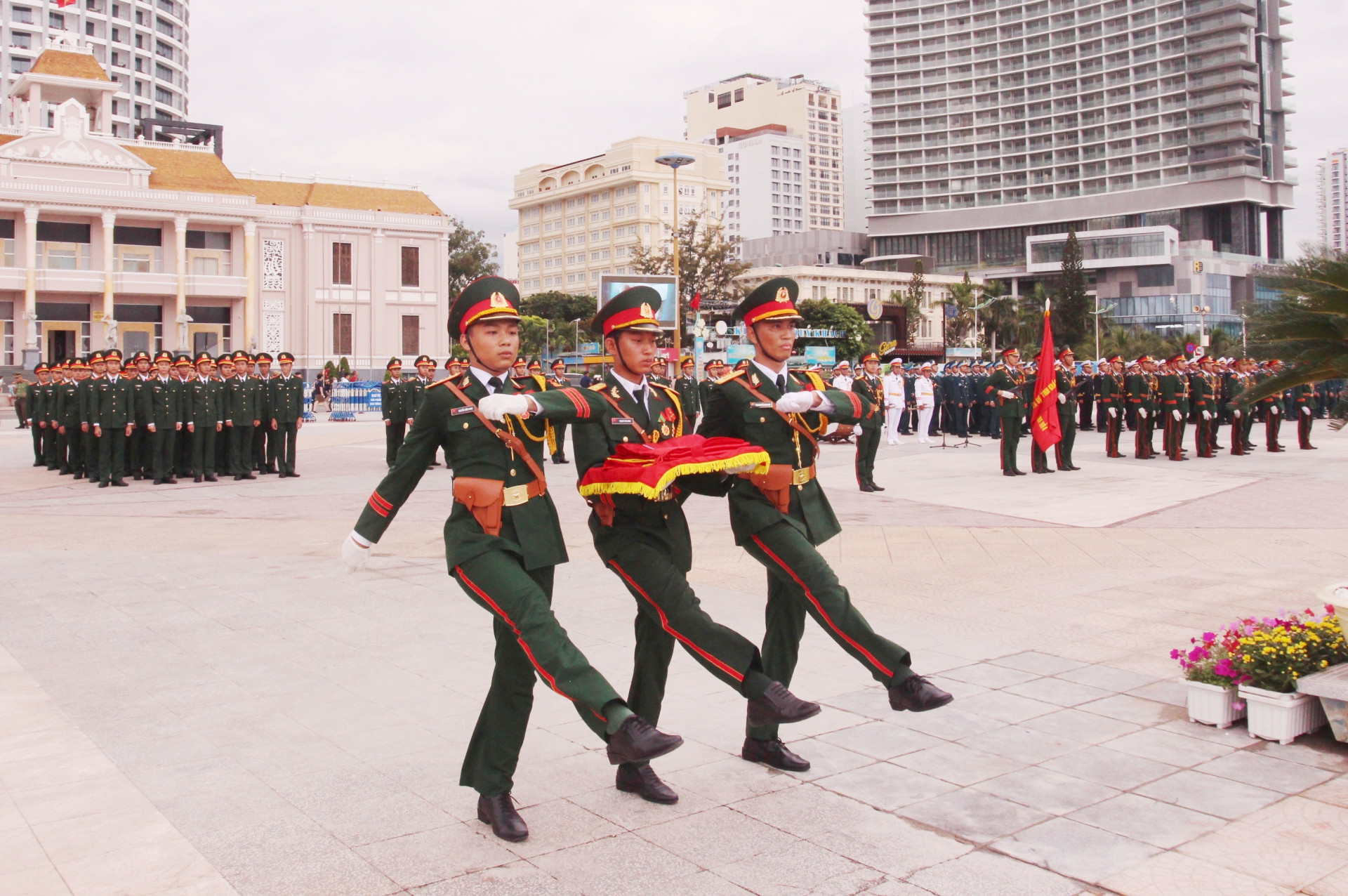 Tiến hành nghi thức rước Quốc kỳ lên lễ đài trong buổi tổng duyệt.