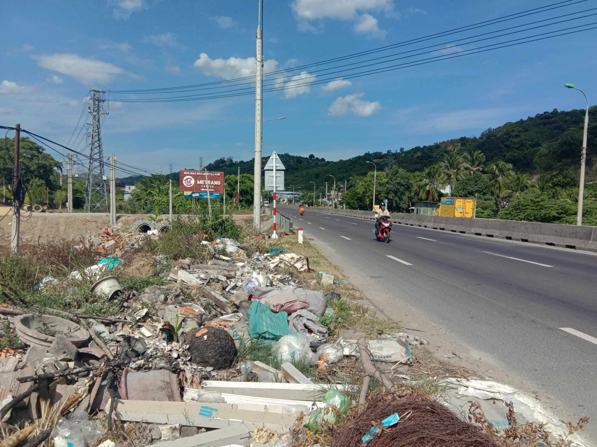 Hành lang quốc lộ thành nơi đổ rác.