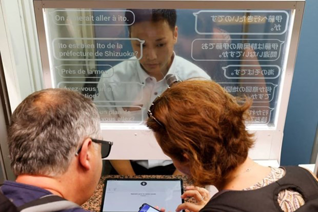 Nhật Bản: Thử nghiệm màn hình dịch tự động hỗ trợ du khách nước ngoài