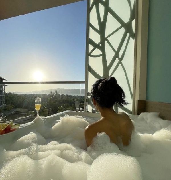 5 lợi ích sức khỏe nhờ tắm nước lạnh buổi sáng được chuyên gia bật mí