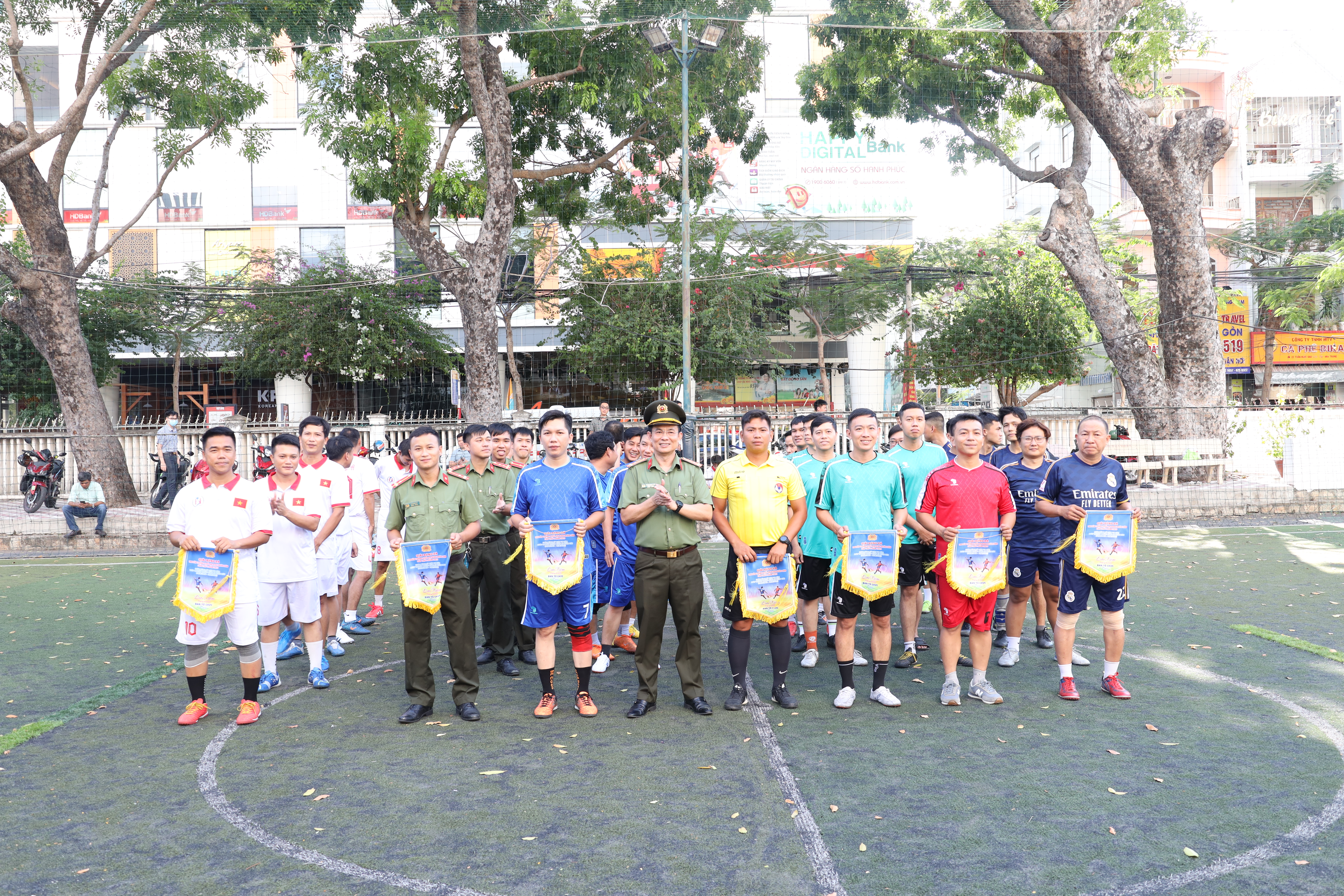 6 đội tham gia giải bóng đá mini chào mừng 78 năm ngày truyền thống Công an Nhân dân