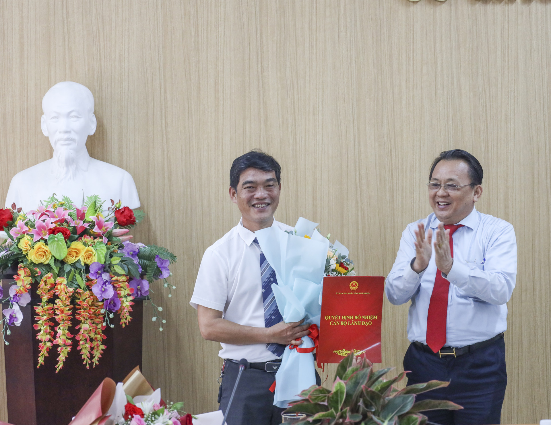 Ông Lê Hữu Hoàng - Phó Chủ tịch Thường trực UBND tỉnh trao quyết định cho ông Hồ Tấn Quang.