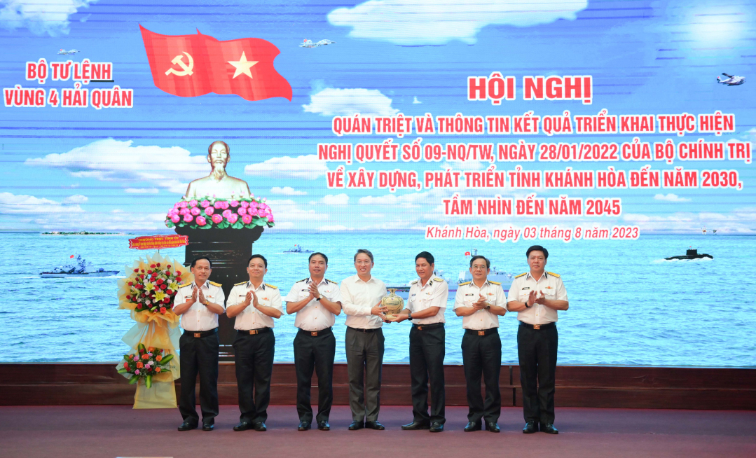 Bộ Tư lệnh Vùng 4 Hải quân tặng quà lưu niệm cho Bí thư Tỉnh ủy Nguyễn Hải Ninh.