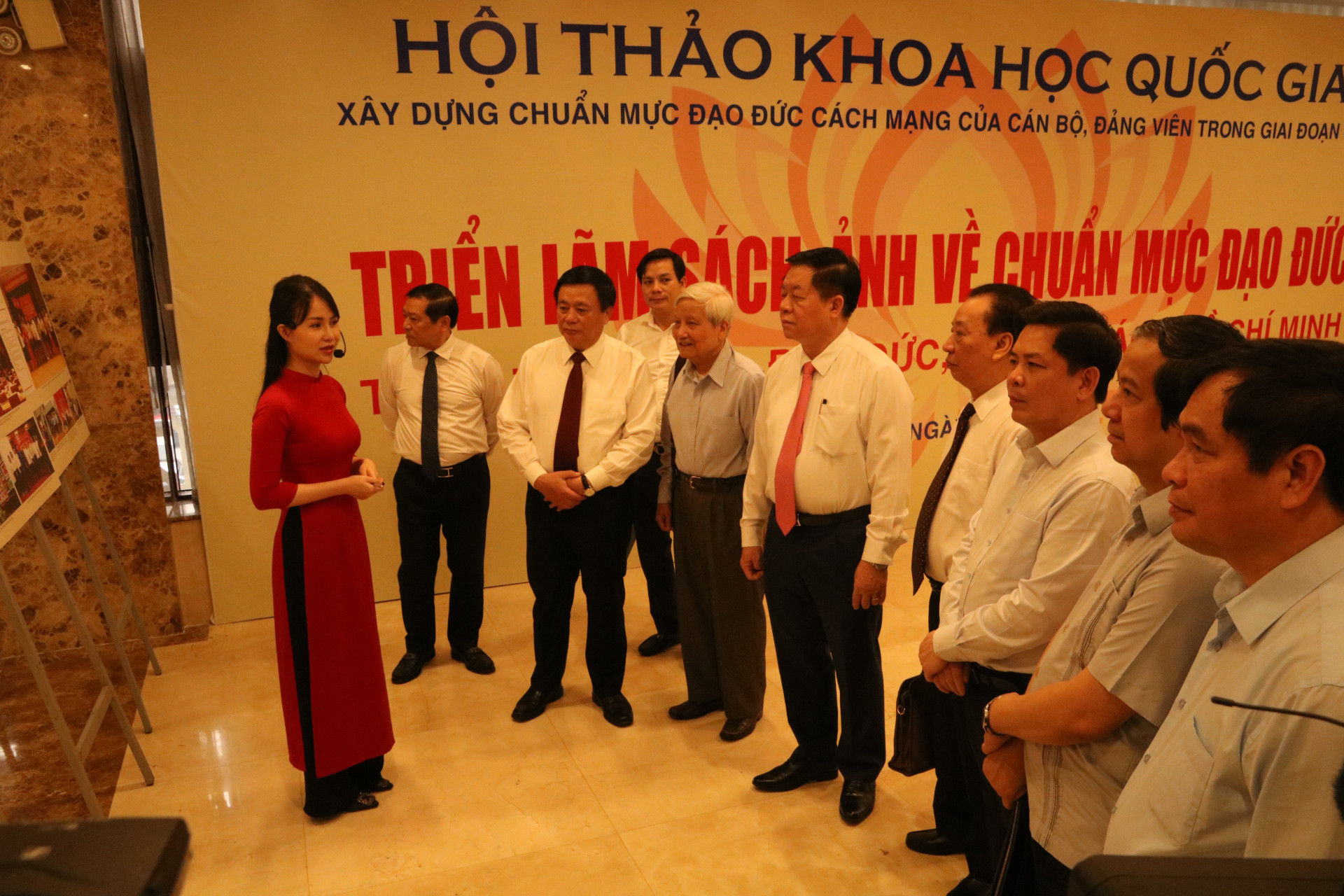 Các đại biểu tham quan triển lãm sách ảnh về chuẩn mực đạo đức theo tư tưởng, đạo đức, phong cách Hồ Chí Minh.

