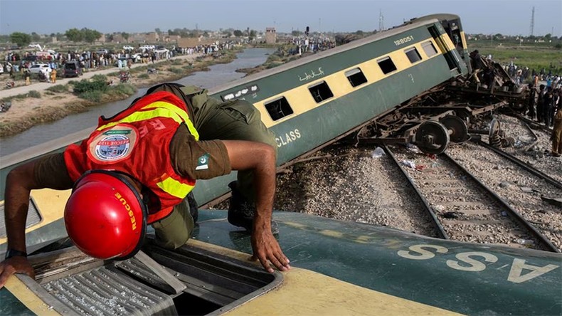 Nhân viên cứu nạn tìm các nạn nhân bị mắc kẹt trong toa tàu. (Ảnh: Reuters)

