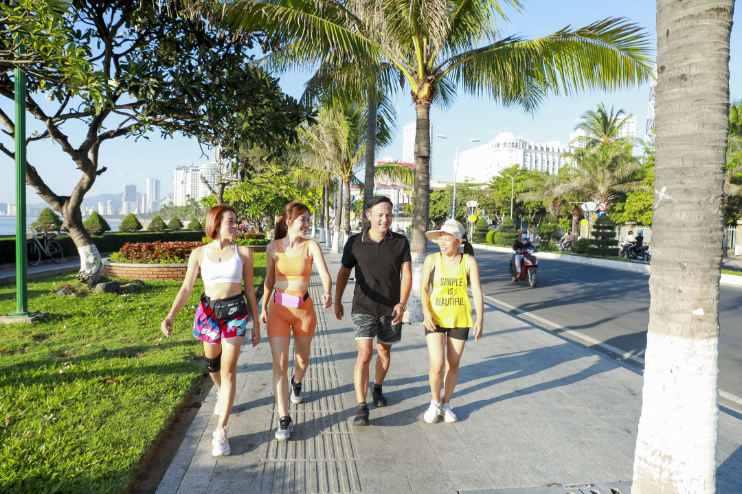 Journalist Nguyen Duy Manh walking with Nha Trang people

