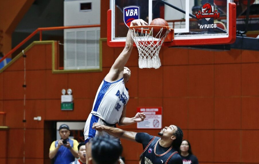 Dominique Tham of Nha Trang Dolphins dunks in the match against Thang Long Warriors (Source: VBA)

