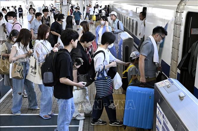 Người dân lên tàu trở về quê nhà đón lễ Obon tại nhà ga ở Osaka, Nhật Bản, ngày 13/8/2023. Ảnh: Kyodo/TTXVN

