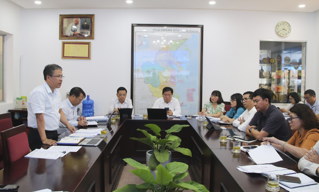 Tran Hoa Nam concluding the meeting
