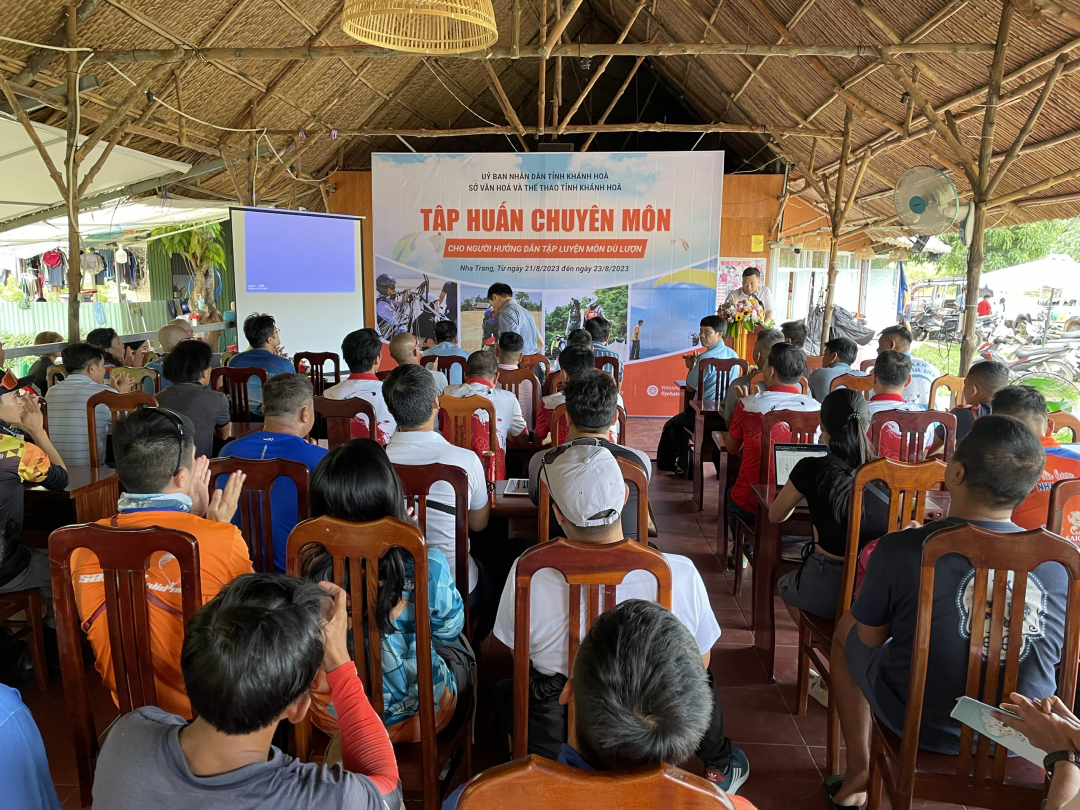 Training class on paragliding

