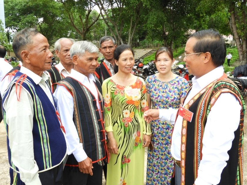 Huyện Đức Cơ quan tâm xây dựng đội ngũ cán bộ trong hệ thống chính trị cơ sở. Ảnh: baogialai.com.vn 

