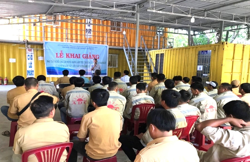 Trường Trung cấp nghề Cam Ranh:: Khai giảng 2 lớp đào tạo nghề cho 182 người lao động