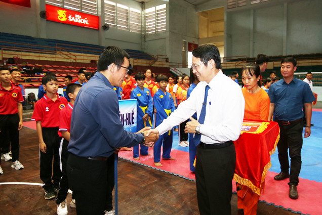 Đồng chí Đinh Văn Thiệu-Phó Chủ tịch UBND tỉnh tặng cờ lưu niệm cho các đoàn vận động viên về dự giải.